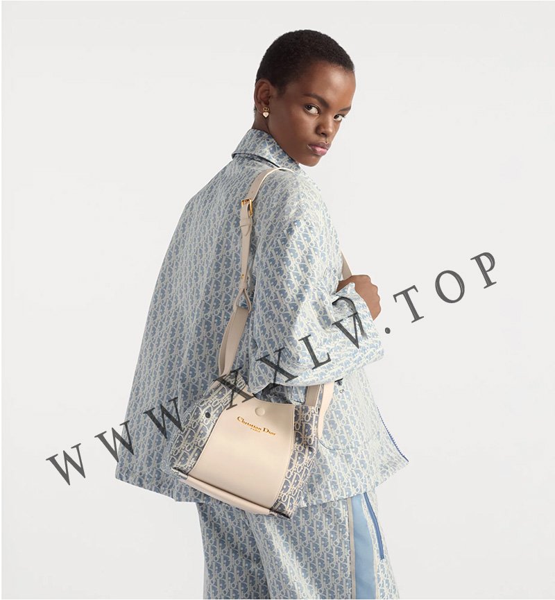 small signature bucket bag
