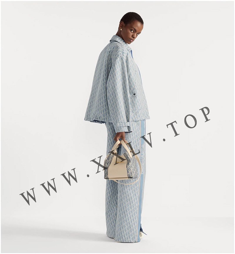 small signature bucket bag