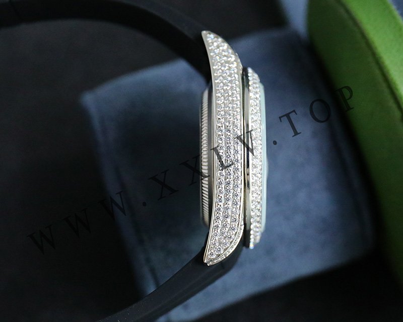 rolex journal 41mm calibre 3255 over 800 diamonds