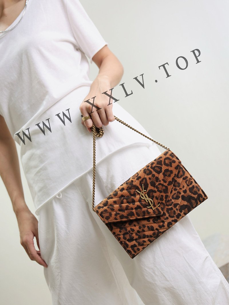 377828 size: 22.5 x 14 x 4 cm