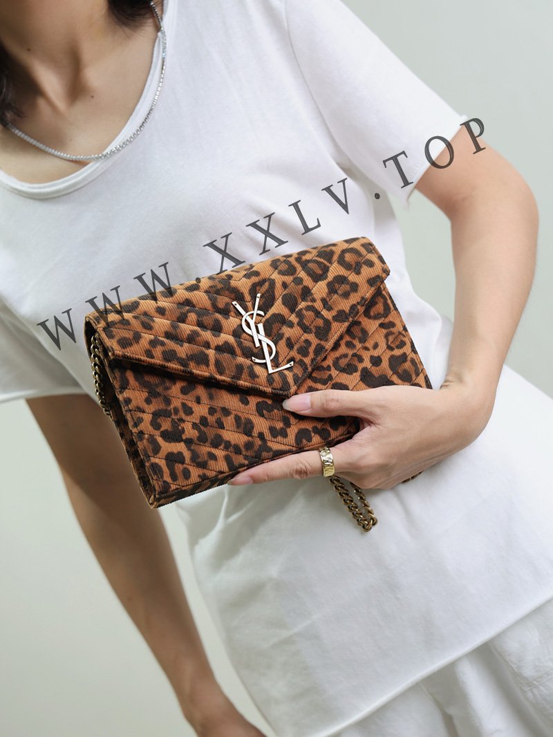 377828 size: 22.5 x 14 x 4 cm