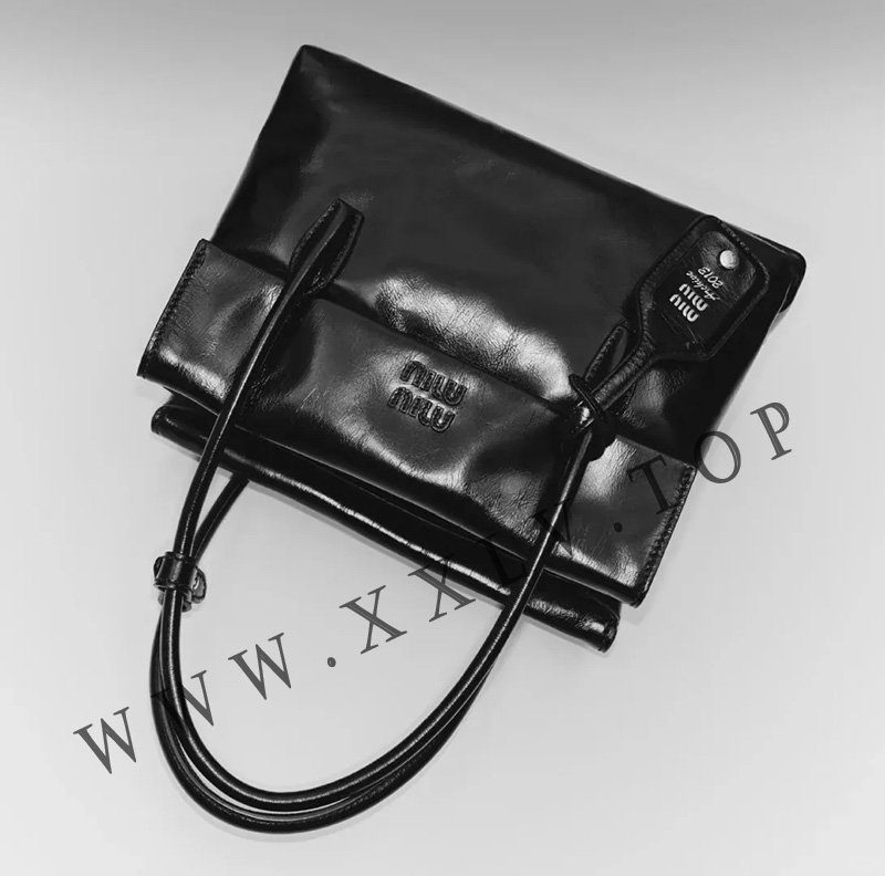 miumiu solitaire hand